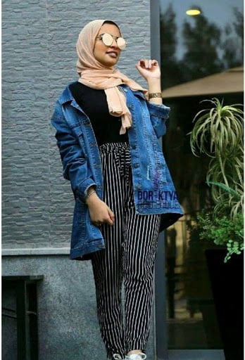 10 Ide Padukan Gaya Hijab dengan Jaket Denim, Abis Keren