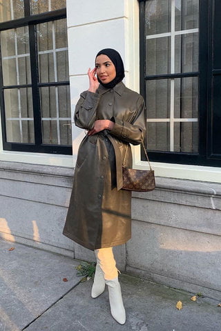 10 Ide Seru Hijab Dipadu dengan Boots Panjang Sampai Lutut, Makin Stand out