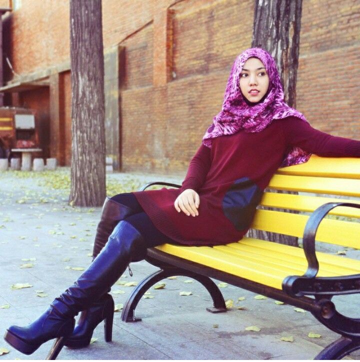 10 Ide Seru Hijab Dipadu dengan Boots Panjang Sampai Lutut, Makin Stand out