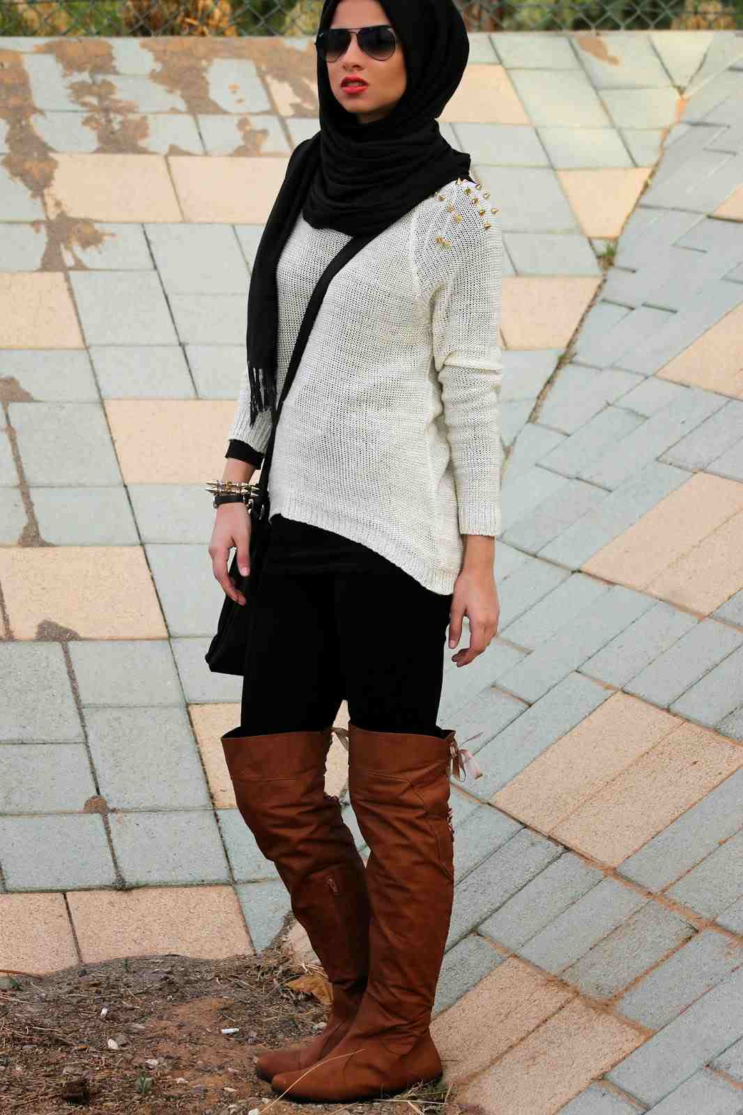 10 Ide Seru Hijab Dipadu dengan Sepatu Panjang Sampai Lutut, Makin Stand out