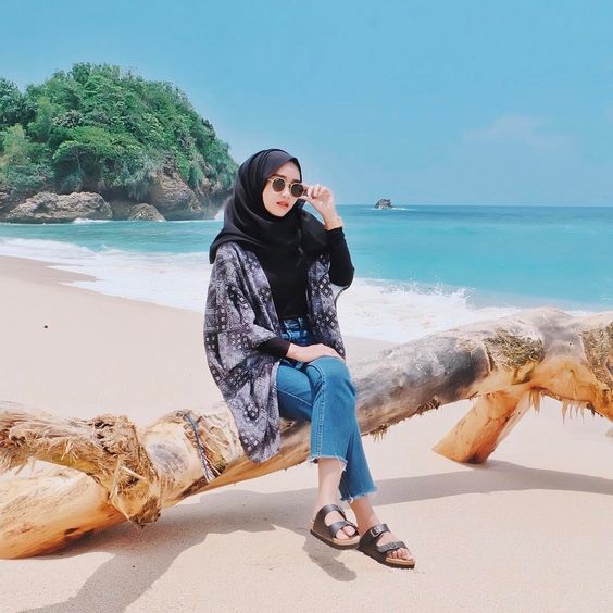 10 Inspirasi Padu Padan Hijab Untuk Ke Pantai, Feminin Dengan Rok Hingga Jumpsuit