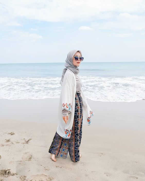 10 Inspirasi Mix and Match Hijab untuk Ke Pantai, Feminim dengan Rok hingga Jumpsuit