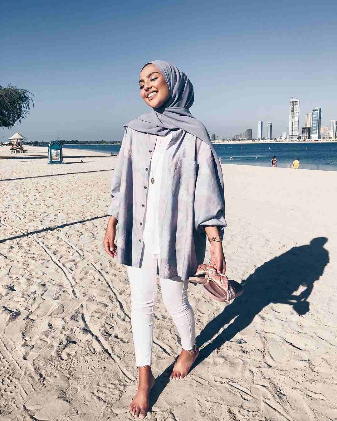 10 Inspirasi Outfit Hijab untuk ke Pantai Feminim dengan 