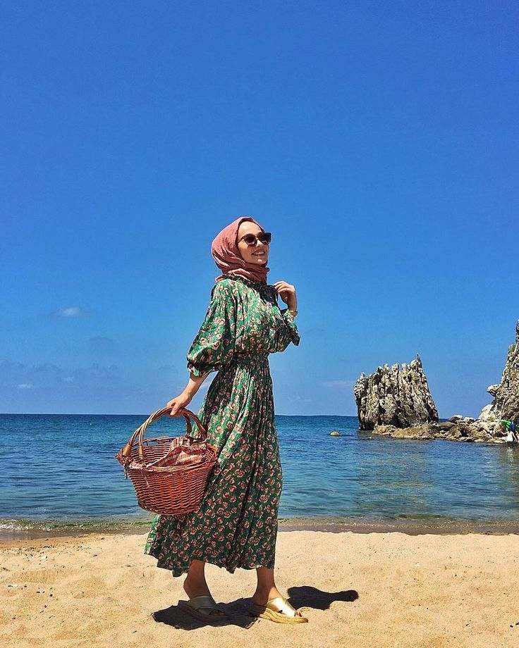 10 Inspirasi Outfit Hijab untuk ke Pantai Feminim dengan 