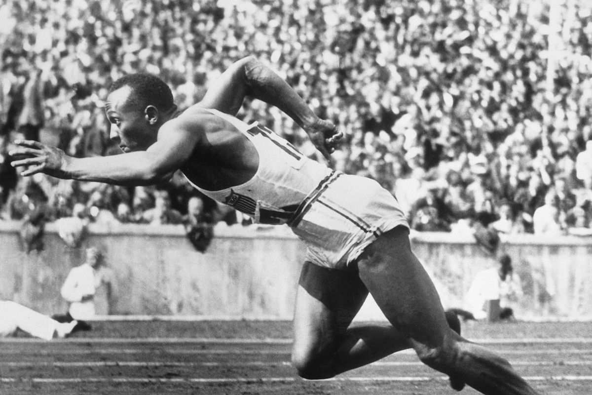 Sosok Jesse Owens, Atlet Kulit Hitam Yang Mempermalukan Hitler di Negerinya Sendiri
