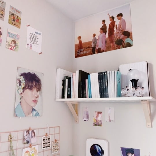 10 Dekorasi Asyik untuk Kamar Tidur Penggemar Kpop, Penuh Poster dan Foto