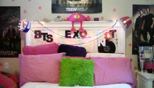 10 Dekorasi Asyik untuk Kamar Tidur Penggemar Kpop, Penuh Poster dan Foto