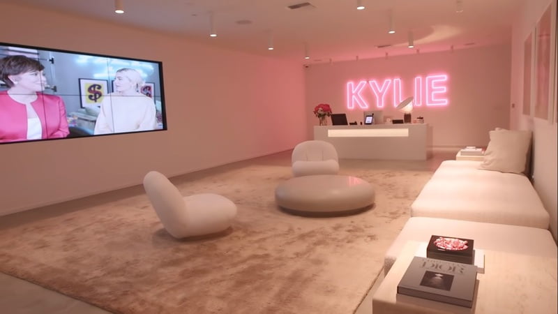 Mengintip 10 Potret Kantor Kylie Cosmtics Milik Kylie Jenner, Serba Pink