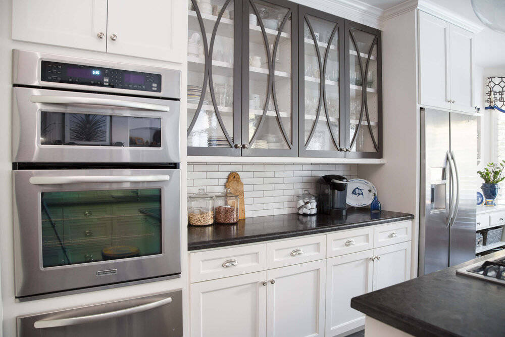 10 Ide Desain Dapur dengan Glass Front Cabinets, Bikin Mudah Cari Barang
