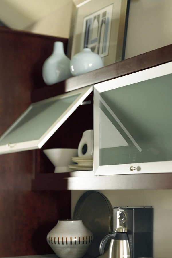 10 Ide Desain Dapur dengan Glass Front Cabinets, Bikin Mudah Cari Barang