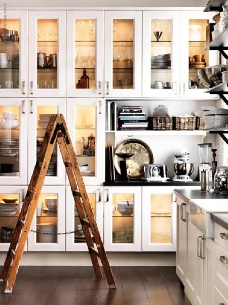 10 Ide Desain Dapur dengan Lemari Depan Kaca, Memudahkan Mencari Barang