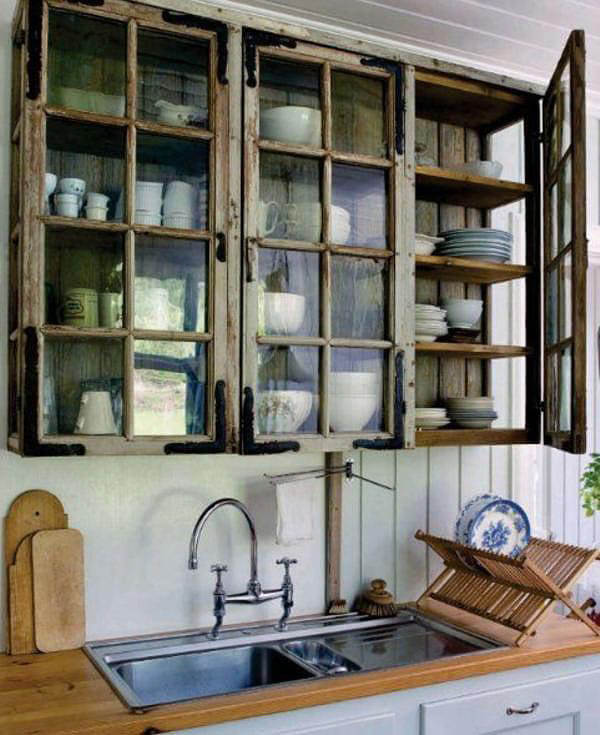 10 Ide Desain Dapur dengan Lemari Depan Kaca, Memudahkan Mencari Barang