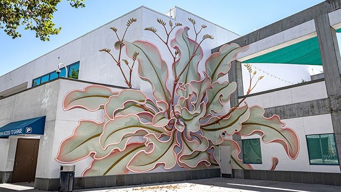 Kreatif! 8 Potret Mural Bunga Raksasa yang Hiasi Dinding Perkotaan