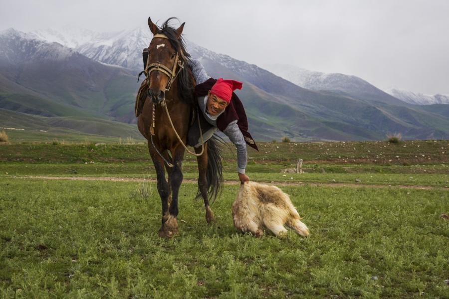 Uniknya Tradisi Kyz Kuu, Cari Jodoh Ala Suku Kyrgyz dengan Menunggang Kuda