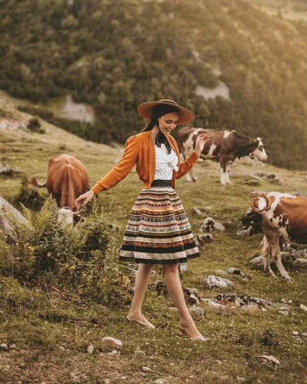 10 Inspirasi OOTD Bertema Vintage, Tampil Klasik dan Simpel | Dailysia