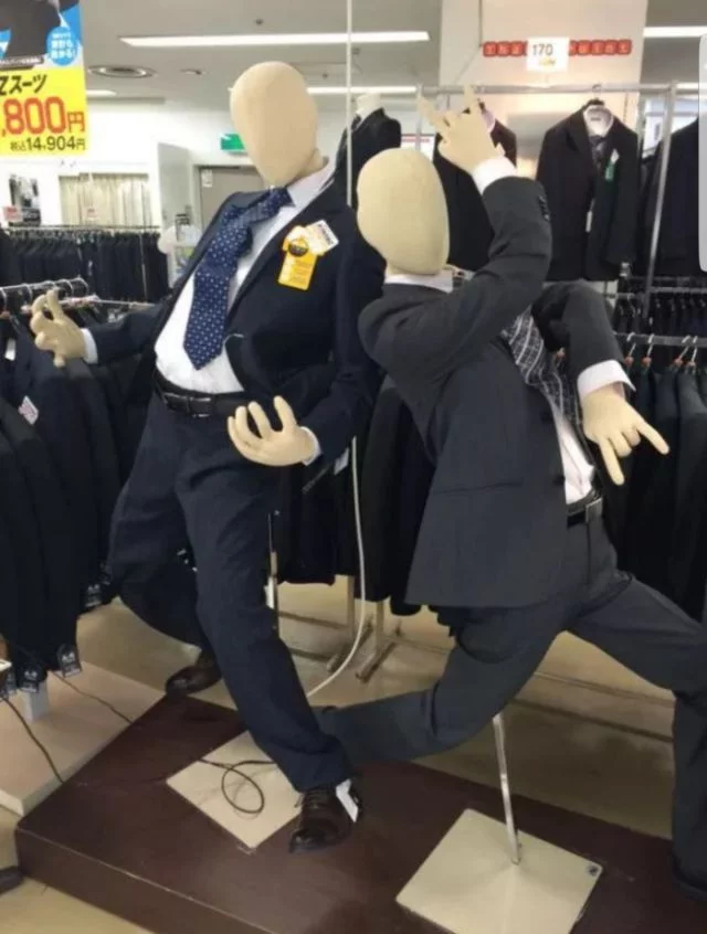 10 Pose Manekin Anti Mainstream yang Konyol Banget
