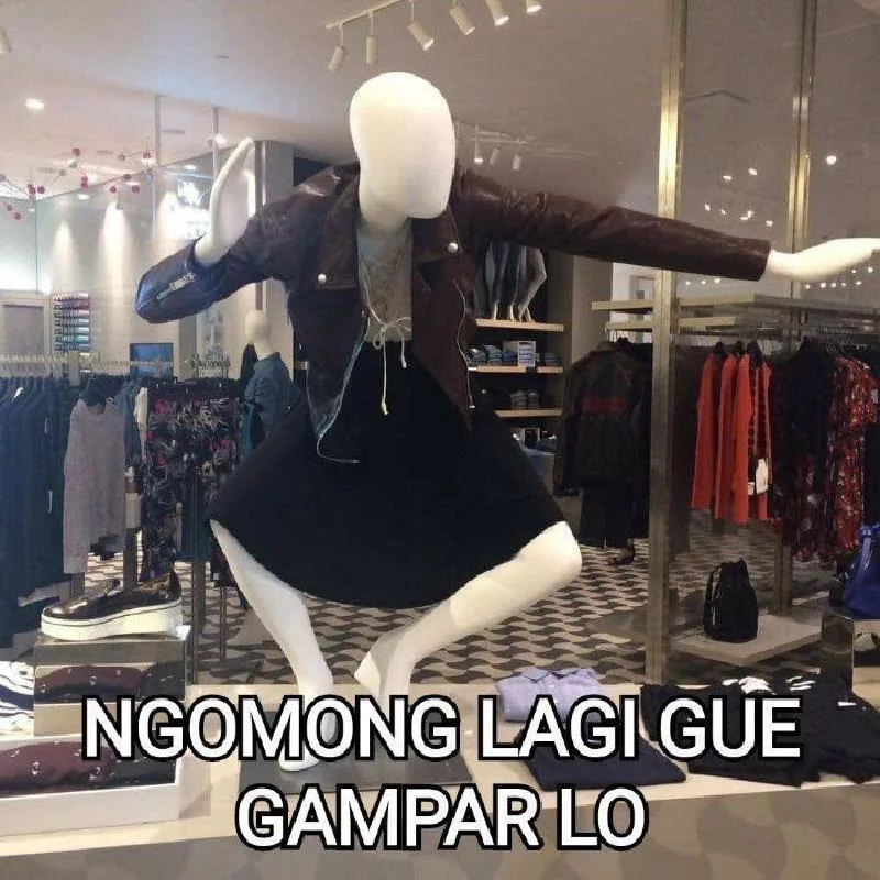 10 Pose Manekin Anti Mainstream yang Konyol Banget