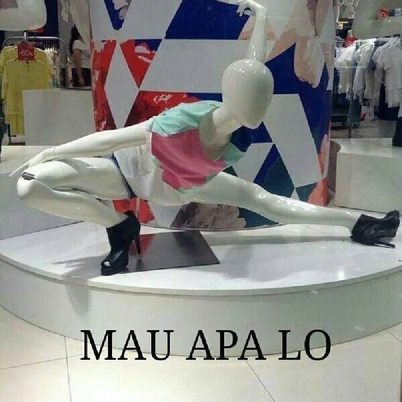 10 Pose Manekin Anti Mainstream yang Konyol Banget