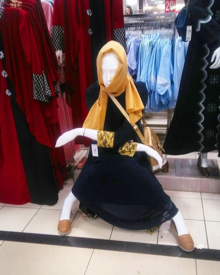 10 Pose Manekin Anti Mainstream yang Konyol Banget