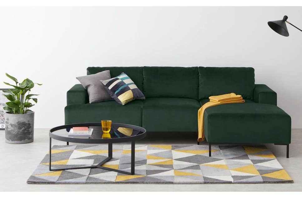 10 Ide Desain Ruang Tamu dengan Sofa L-Shape, Muat Banyak Tamu