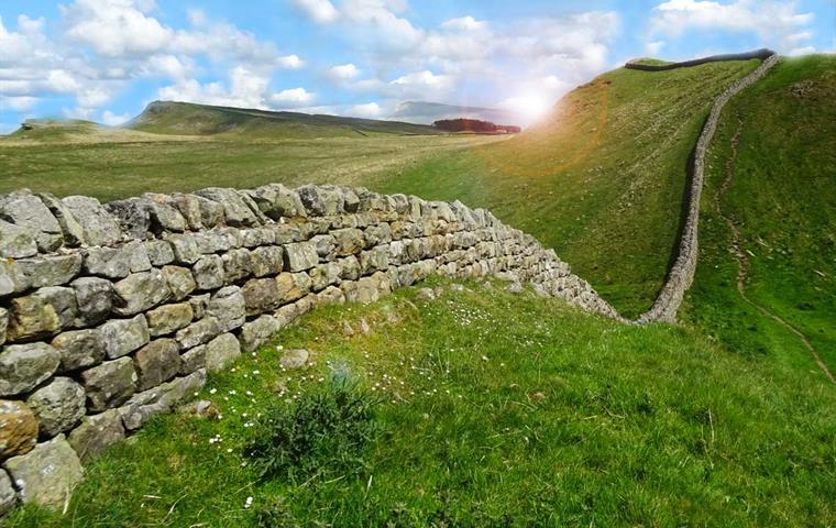 Bukan Hanya di China, Tembok Besar Hadrian di Inggris Jadi Wisata yang Menakjubkan