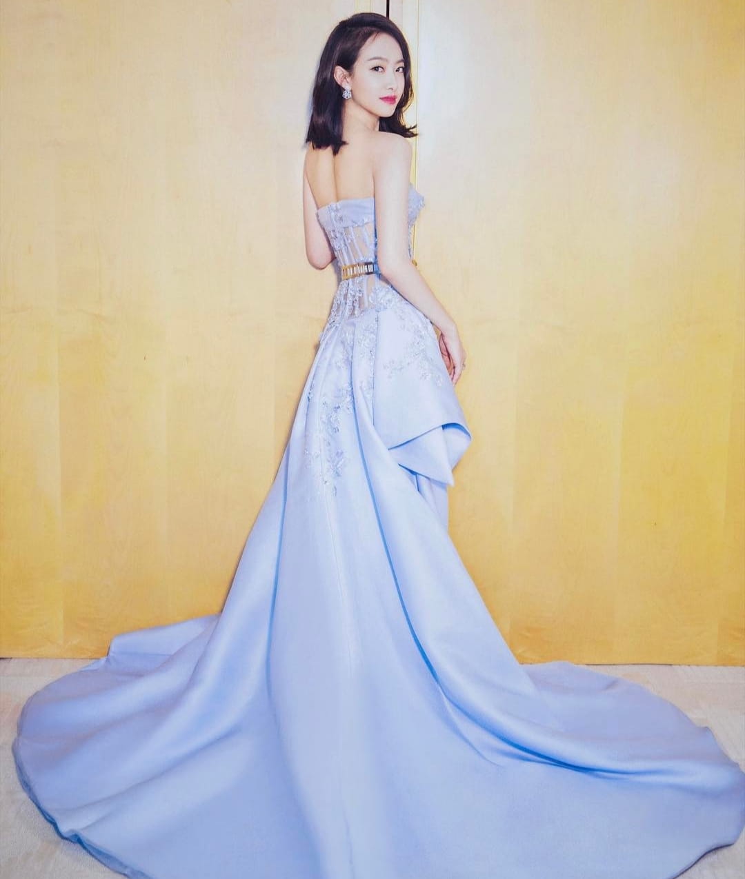 9 Potret Anggun Victoria f(x) Dalam Balutan Gaun. Bak Princess Disney!
