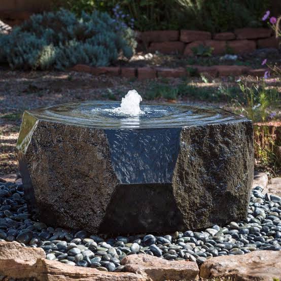 10 Desain Artistik Air Mancur yang Terbuat dari Batu Alam, Bikin Rumah Sejuk