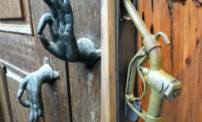Unik dan Gak Biasa, 10 Desain Pegangan Pintu dari Bentuk Tangan hingga Pistol