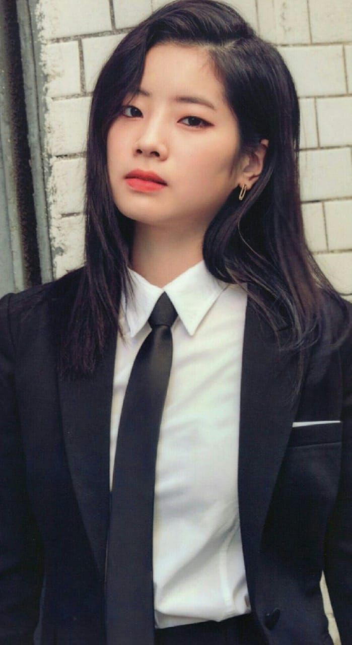10 Potret Manis Dahyun Twice dengan Rambut Hitam Panjang, Menawan!