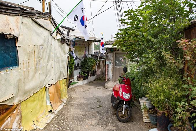 10 Potret Desa Kumuh Guryong di Seoul, Gak Kayak di Drama Korea Selatan