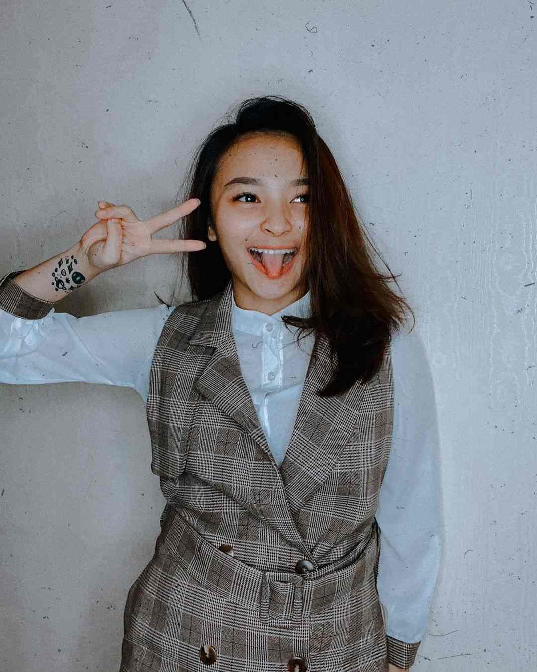 Stylishh, 10 Fashion Revina VT yang Bikin Jatuh Hati