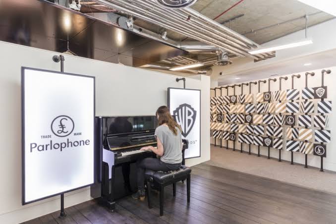 10 Potret Kantor Warner Music di London, Piringan Hitam jadi Dekorasi Bar