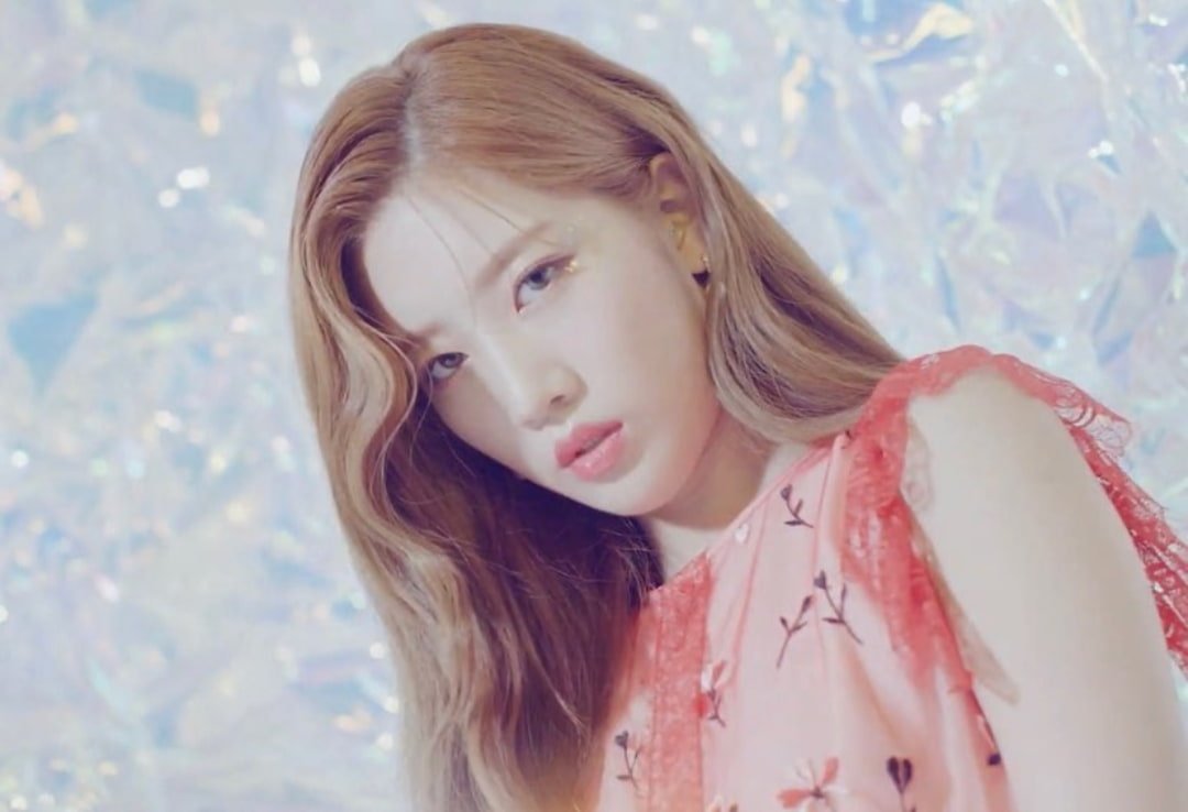 10 Potret Kim Lip LOONA, Leader Karismatik yang Serba Bisa!