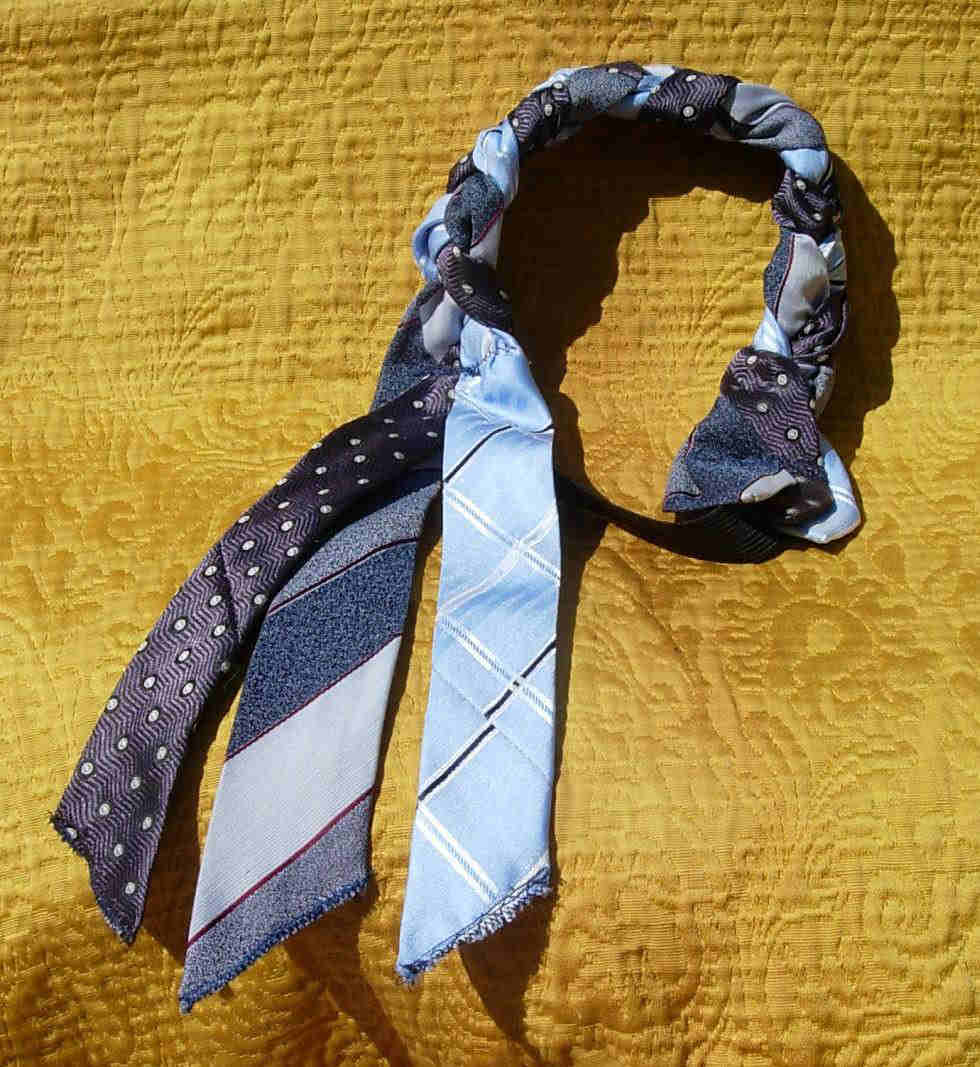 10 Kreasi Unik dengan Menggunakan Dasi, Bisa jadi Rok Panjang