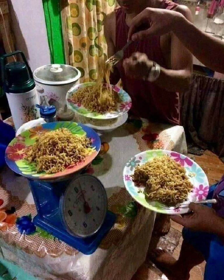 Cara Makan Uphamol 650 Kocak! 10 Potret Cara Makan Anti Mainstream yang Bikin Geregetan - Dailysia