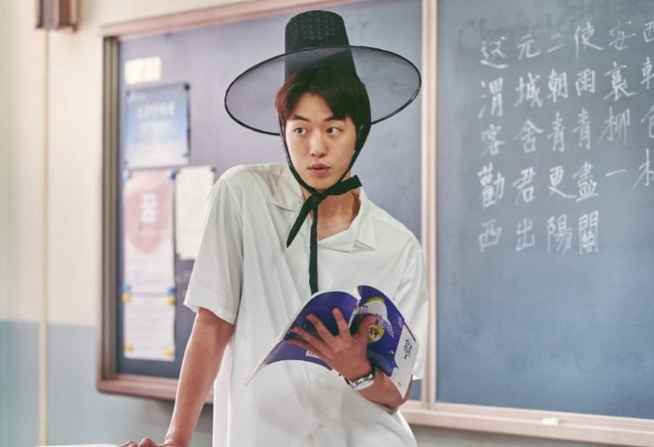 Jadi Guru, 10 Potret Nam Joo Hyuk yang Kian Menawan di The School Nurse Files