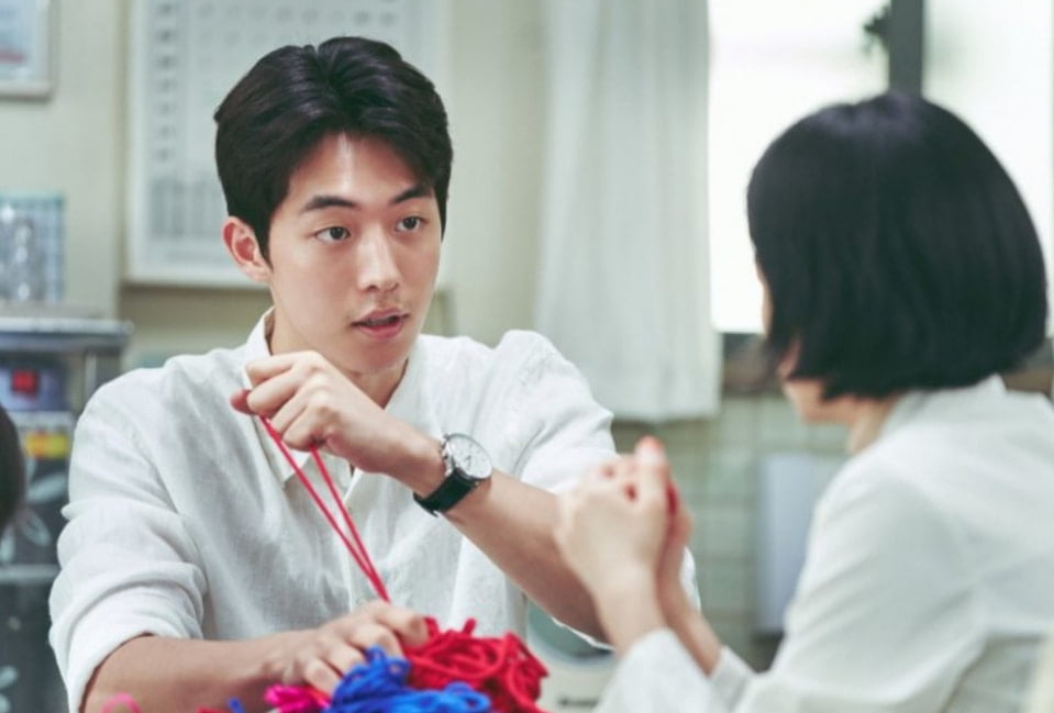 Jadi Guru, 10 Potret Nam Joo Hyuk yang Kian Menawan di The School Nurse Files