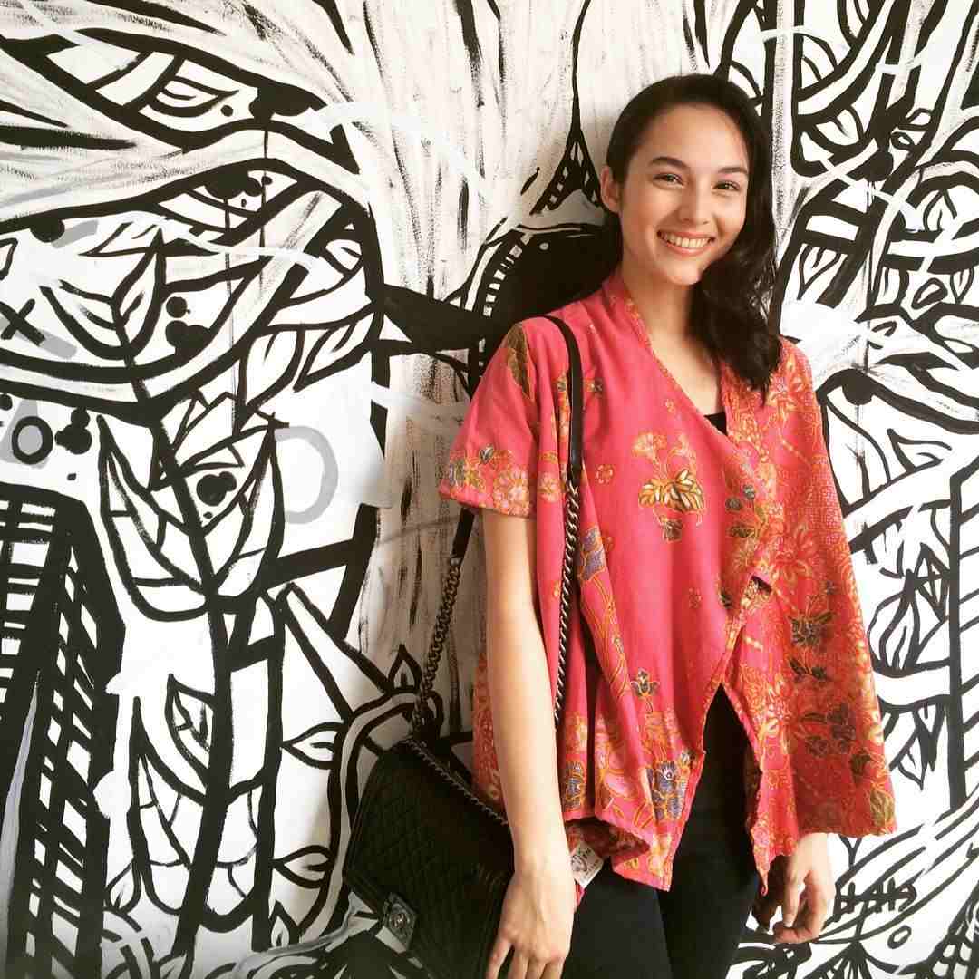 10 OOTD Modis Ala Chelsea Islan, Cocok untuk Outfit Kece Harianmu