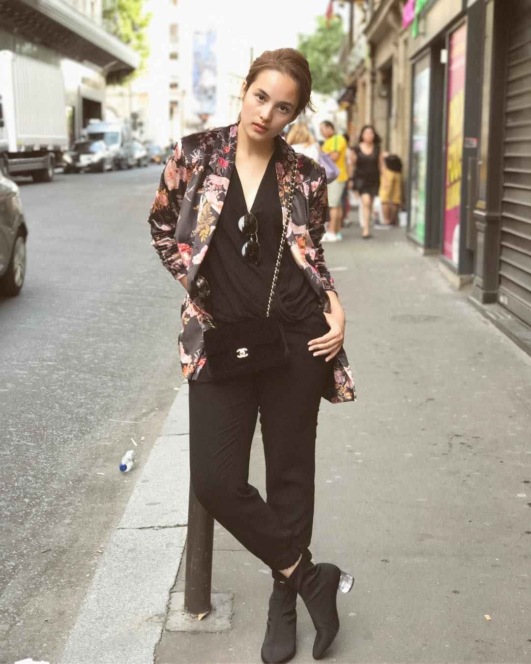 10 OOTD Modis Ala Chelsea Islan, Cocok untuk Outfit Kece Harianmu