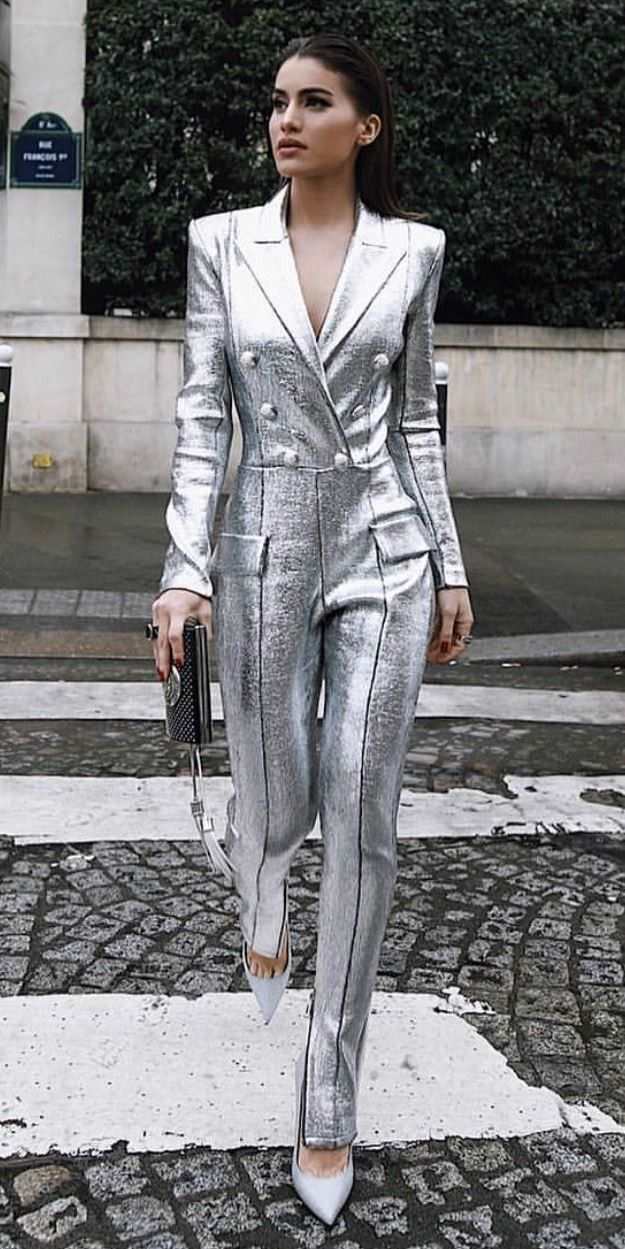 Stylish dan Kontemporer, 10 Inspirasi Pakaian Perak yang Bikin Tampil Lebih Glamour
