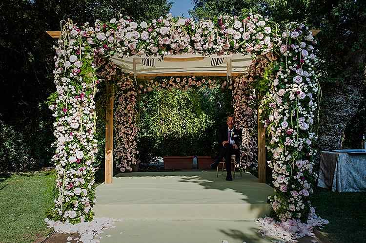 Romantis Penuh Bunga, 10 Desain Pergola Pernikahan untuk Pesta Kebun