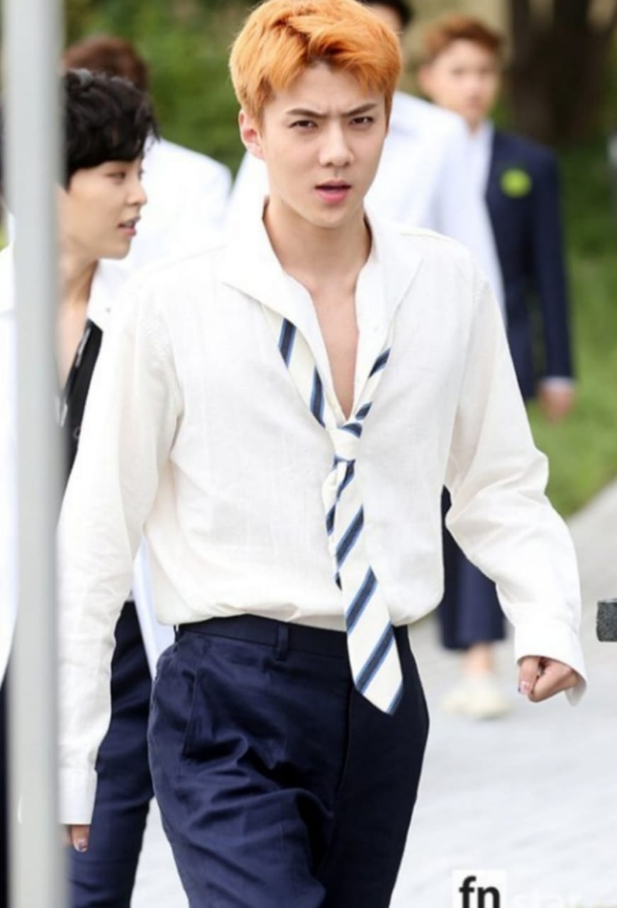 10 Potret Sehun EXO Saat Kenakan Kemeja Putih yang Bak Pangeran