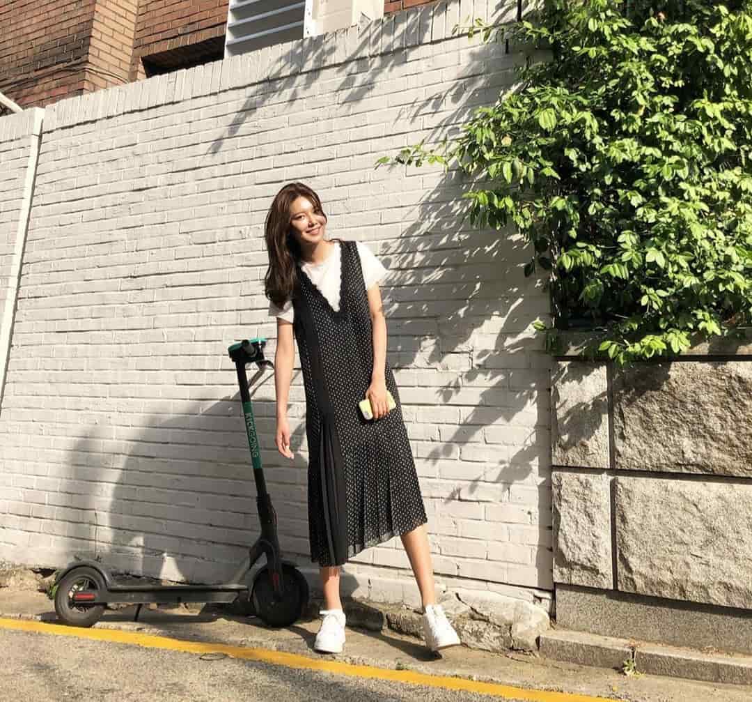 10 Outfit Sooyoung SNSD dengan Sneakers, Pesonanya Bikin Melting!