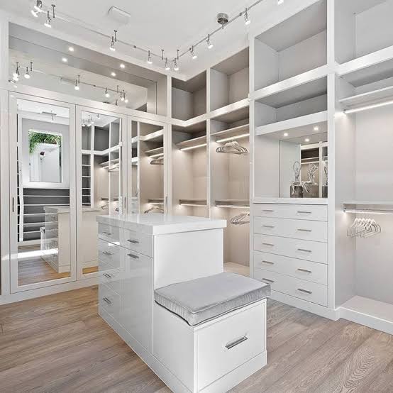 10 Desain Walk In Closet untuk Tempat Outfit dan Aksesoris Brandedmu