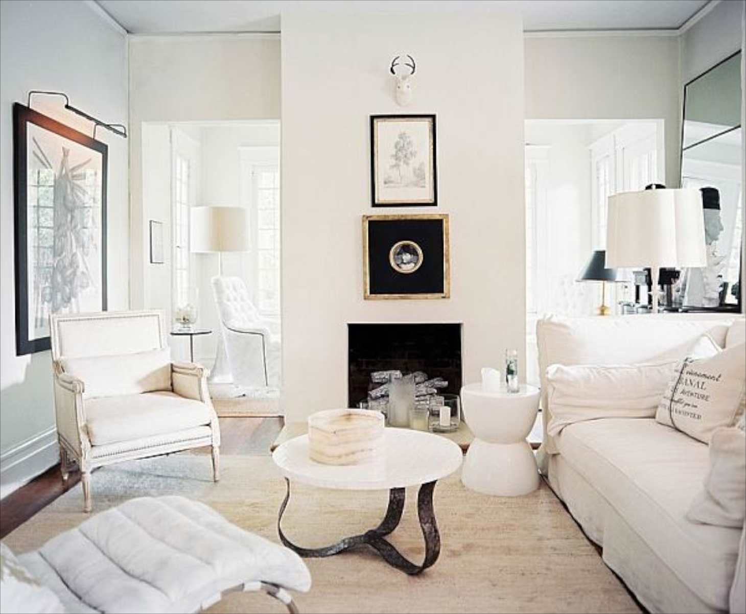 10 Ide Desain Ciptakan Ruang Tamu Elegan Bertema Klasik Modern - Dailysia