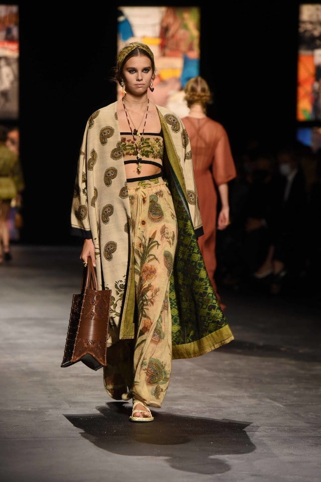 10 Potret Busana dengan Kain Endek Bali yang Diangkat Christioan Dior di Paris Fashion Week