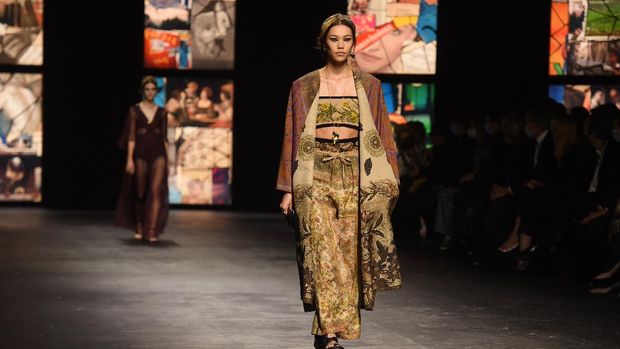 10 Potret Busana dengan Kain Endek Bali yang Diangkat oleh Christioan Dior di Paris Fashion Week