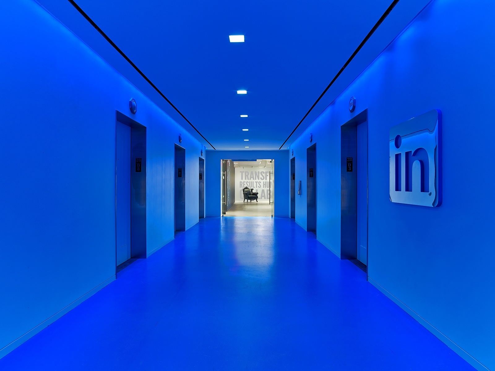 10 Potret Kantor Linkedin Bernuansa biru, Ada Ruang Tersembunyi Dibalik Telepon