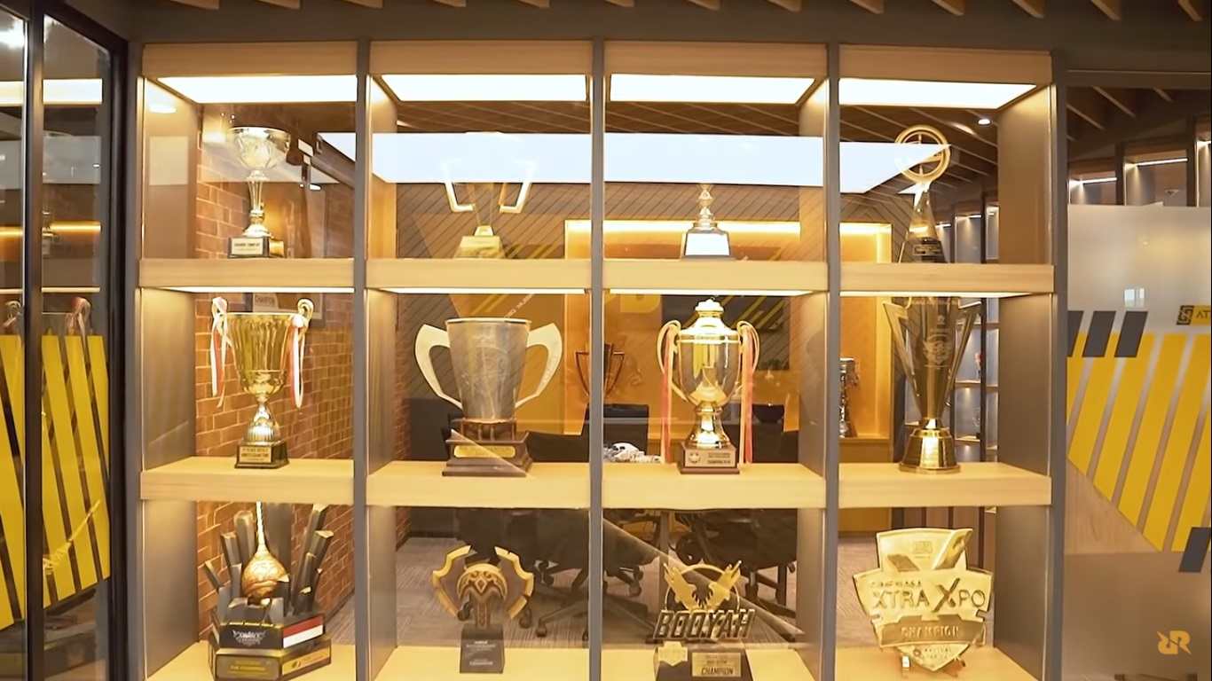 Penuh Piala Penghargaan dengan Nuansa Kuning, 10 Potret Kantor Esport RRQ