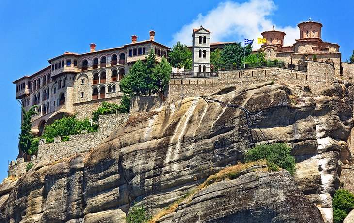 Seperti Menggantung di Langit, Biara Meteora Dibangun di Tebing Raksasa